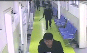 男子医院行凶,取体检报告民警空手夺刃