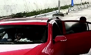 轎車(chē)載8人被查，超載3人“貓腰”偷溜