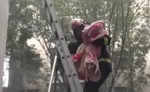 小区失火多人被困，消防抱出未满月婴儿