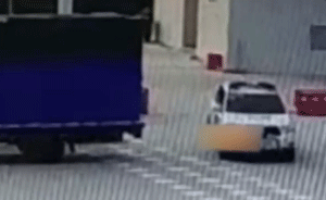 嫌犯開(kāi)車(chē)撞警車(chē)逃竄，警方鳴槍抓14人