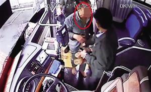 海南公交司機識破扒手大喊“抓小偷”，與失主配合擒獲盜賊