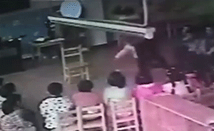 監(jiān)拍：武漢一女幼師推搡腳踹多名幼童
