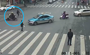 逆行無牌摩托拒檢逃離，拖行交警百余米