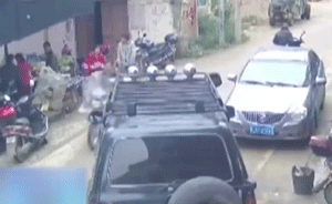 男子无证驾驶，油门当刹车撞4人致1死