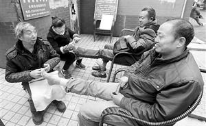 重慶六旬老人40年修腳超35萬雙，四百余徒弟不乏有大學(xué)生
