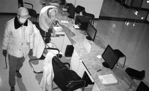 辽宁两男子夜盗机关，为迷惑警察自导自演“逃亡电影”