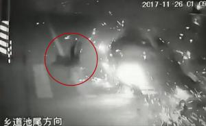 轿车撞飞电动车致2死：现场火花四溅