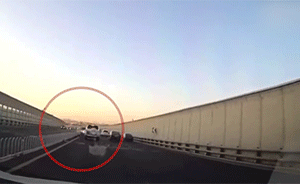 轿车冲破护栏,迎头将霸道越野车撞弹起