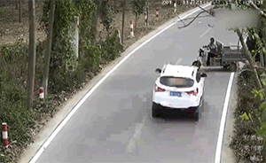 老太骑电动车被撞飞，再遭另一车碾压