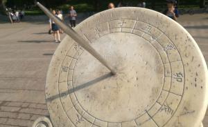 清華大學(xué)日晷被刻字后續(xù)：校方已進(jìn)行修復(fù)，但刻畫痕跡猶在