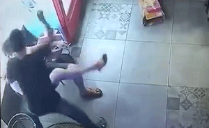 被指体臭精神有问题，男子上网被拒砍人