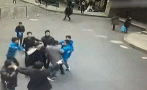 停車爭執(zhí)，外賣小哥與物管十余人群毆