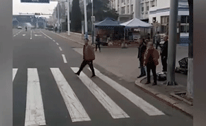 “嘚瑟哥”穿梭斑馬線，調(diào)戲禮讓車輛