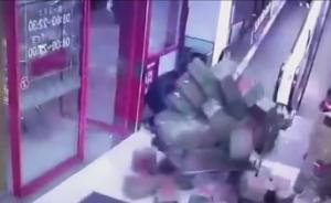 福建一大潤發(fā)超市內(nèi)滿載貨物手推車失控，沖下扶梯撞傷多人