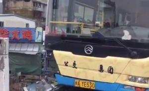 公交車未到站男子想提前下車遭拒，拉扯司機(jī)致車輛失控險(xiǎn)墜橋
