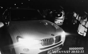 安徽一寶馬車遇檢查兩次沖卡，警方砸車窗控制司機發(fā)現(xiàn)是醉駕