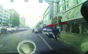 辽宁一“黑出租”遇运政检查暴力抗法，倒车拖伤执法人员