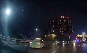 男子驾车冲下立交桥:酒后与妻电话争吵