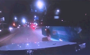 公交车司机横跨三车道逼停轿车：被拘了