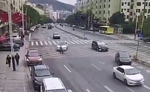 監(jiān)拍：公安局工作人員單位門口被撞飛