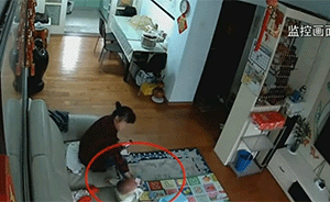 保姆用手捂住哭闹孩子口鼻，险致窒息