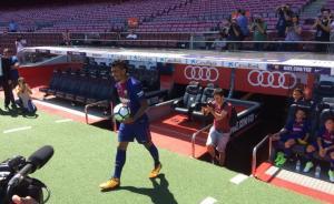 前广州恒大球员保利尼奥通过体检，亮相巴塞罗那