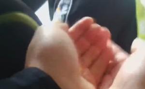 公交上老人突发疾病，警民联手及时救助