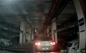 女司機停車疑似掛錯檔：先撞車再撞墻