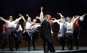 陳薪伊版《哈姆雷特》：哈姆雷特和朱生豪在同一個(gè)舞臺(tái)上