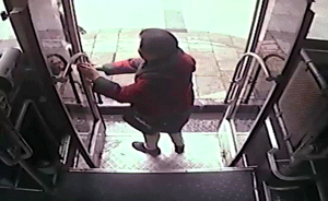 老人顫巍無法下車，公交司機一把抱下