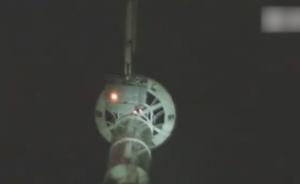 男子服下安眠藥，帶啤酒爬上38米高塔