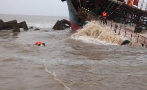 長江口輪船遇險，船員拉繩索游上救生艇