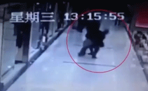 店员拍照撞倒老太：与店主共赔11万