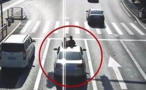 父亲让儿女爬天窗飙3里路：孩子想吹风