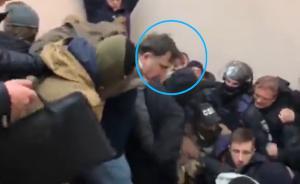 格鲁吉亚前总统的一天：跳楼被拘又获救