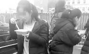 吉林蛟河學(xué)生寒風(fēng)中就餐，校方：擔(dān)心外賣(mài)安全，已升級(jí)食堂