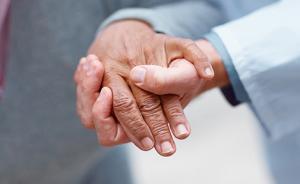 71歲養(yǎng)母為兒子尋找親媽：孩子1977年出生在沈陽四院