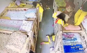 监拍:女童接送站上铺打闹,一头栽下