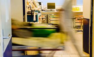 暖闻｜男子和家人闹矛盾捅伤腿动脉，交警归队途中伸援手送医