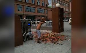 違規(guī)賣瓜被收秤，男子城管局門口怒砸瓜