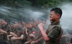 杭州一初中新生接受“戰(zhàn)狼式”軍訓(xùn)：扛圓木、沖高壓水槍