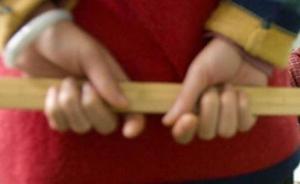 四川一小學教師辱罵毆打罰跪?qū)W生，教育局：停工并嚴肅處理