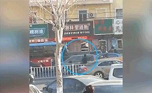 黑车被查司机持刀砸窗，捅伤3执法人员