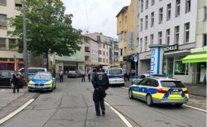 德国埃尔伯费尔德持刀行凶事件致1死1伤，涉案嫌疑人在逃