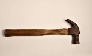 四川岳池一男子因家庭纠纷凌晨锤伤三个熟睡中的女儿，被刑拘