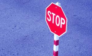 陜西一男子無證駕駛遇交警檢查，加速撞開兩輛警車沖卡逃逸