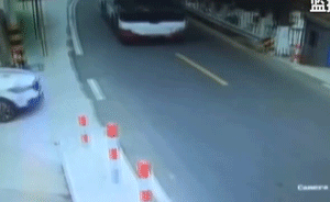 轿车路口未减速让行，公交车被撞进民房