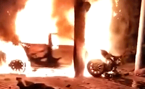 西安一轿车撞石墩起火爆炸，5人身亡