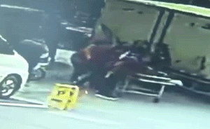 老太被压车底，过路消防员联手众人施救