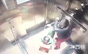 监控｜黑衣女子电梯间殴打幼儿